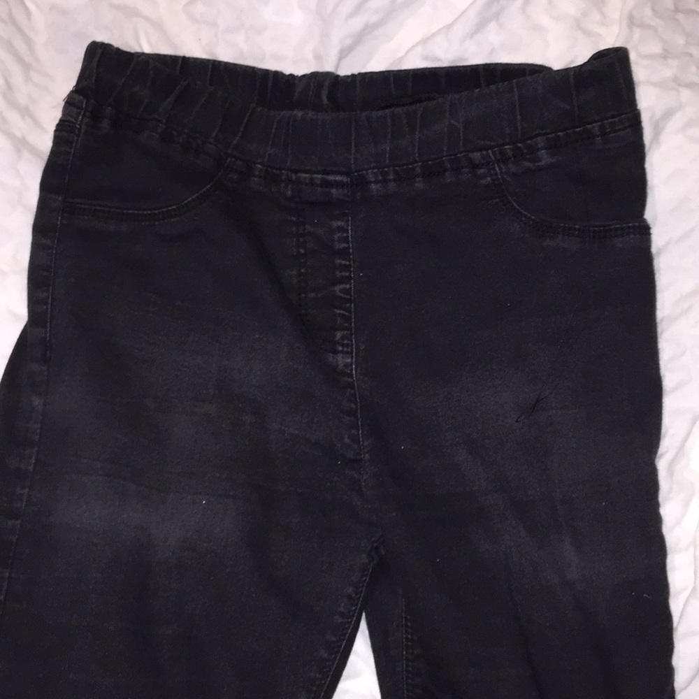 cute, no button black skinny jeans 💕 .